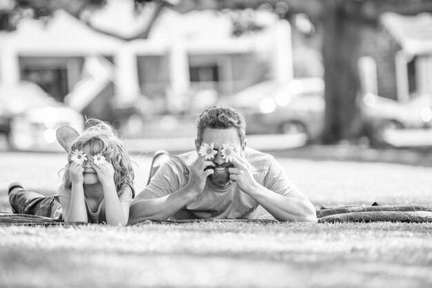 Paternidade e paternidade dia dos pais feliz pai e filho se divertindo na família do parque