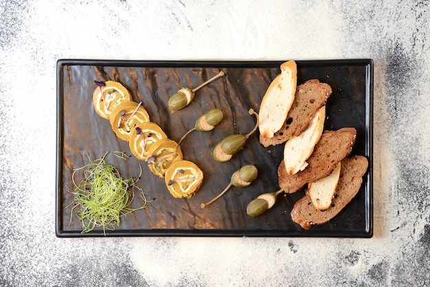 Patés con alcaparras y picatostes