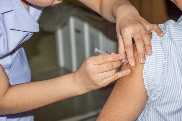 Patient asiatische Frau werden geimpft