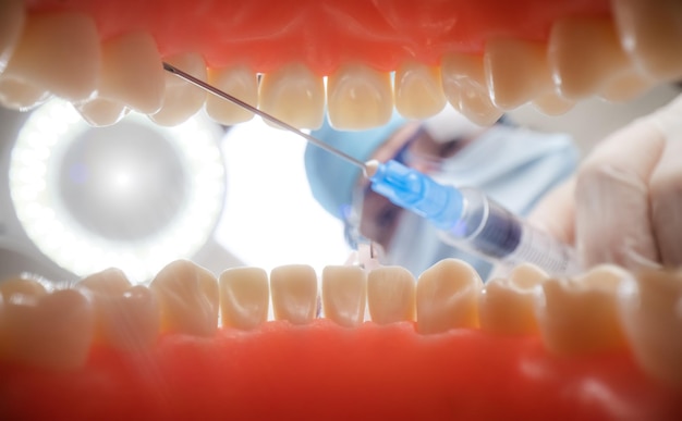 Patient bei einem Zahnarzttermin in einer Zahnklinik. Blick aus dem Inneren des Zahnkiefers.