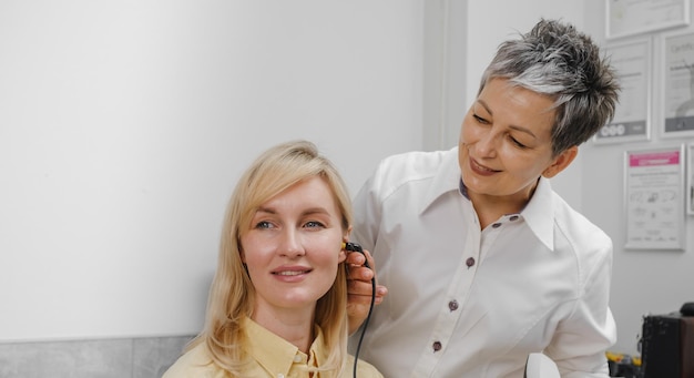 Patient bei einer Höruntersuchung bei einem Arzt-Audiologen
