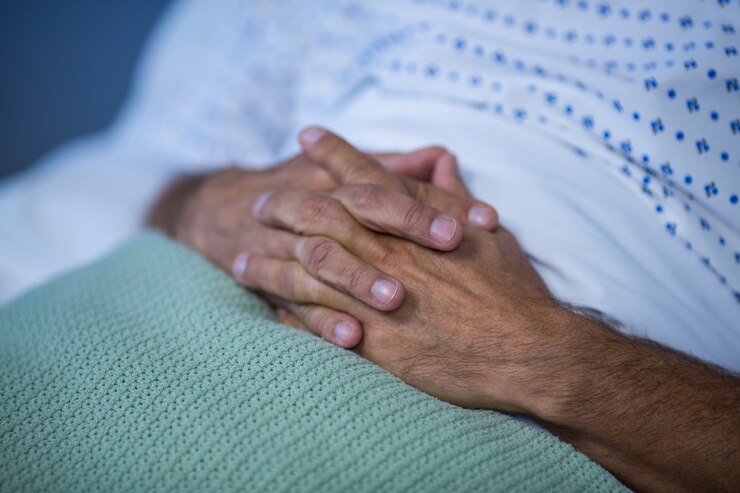 Foto patient entspannt sich mit gefalteten händen auf dem bett
