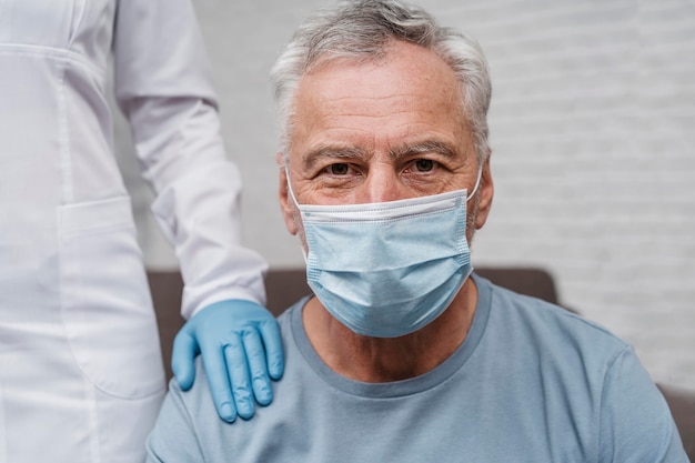 Foto patient erhält unterstützung vom arzt