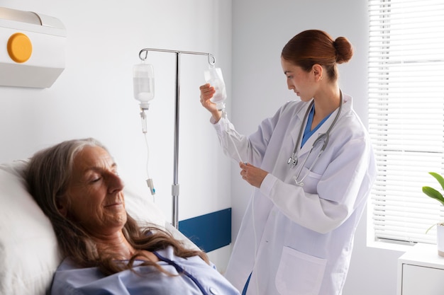 Foto patient im bett im gespräch mit dem arzt