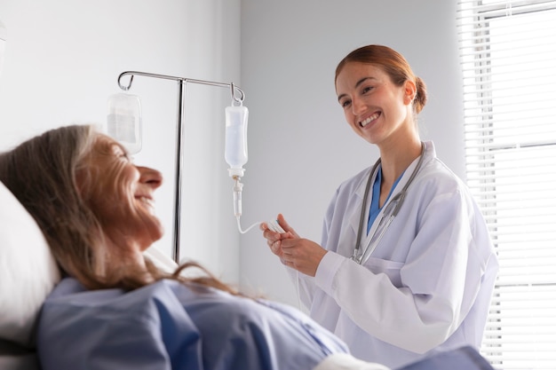 Foto patient im bett im gespräch mit dem arzt