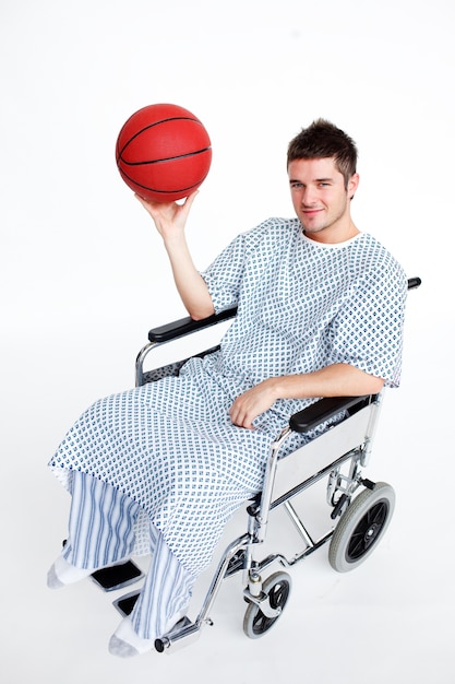 Patient im Rollstuhl, der einen Basketball hält