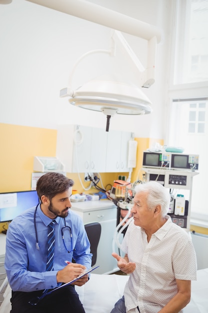 Patient konsultiert einen Arzt