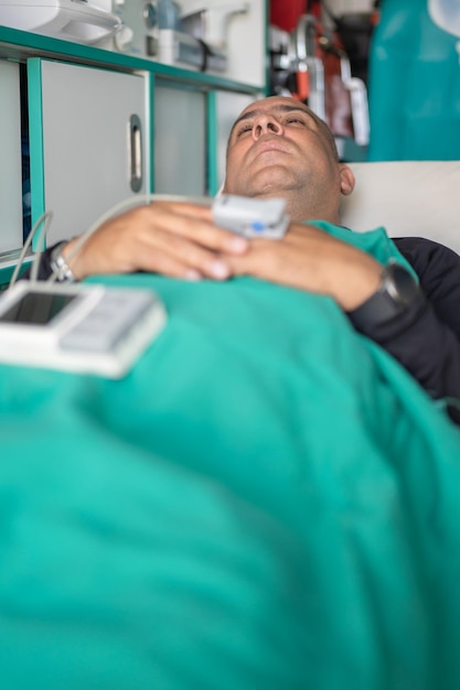 Foto patient liegt auf einer trage in einem krankenwagen