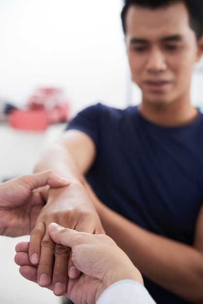 Patient mit Handgelenktrauma in der Klinik