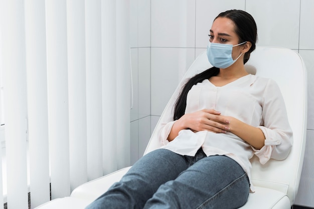 Foto patient mit medizinischer maske wartet auf medizinische ergebnisse