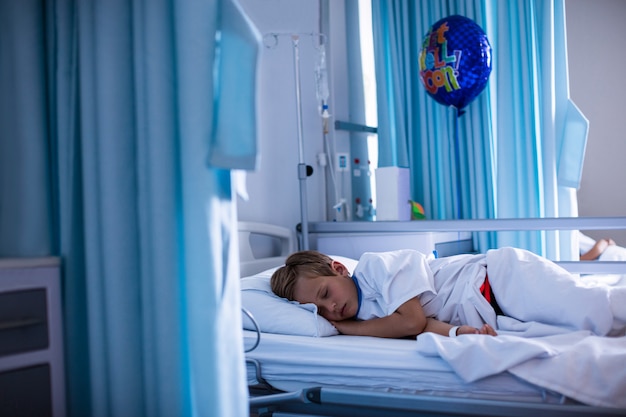 Patient schläft auf dem Bett