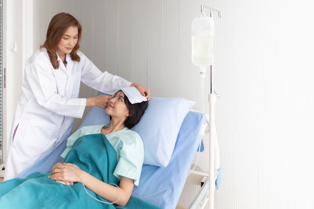 Patient sieht sich im Krankenhaus den Arzt an