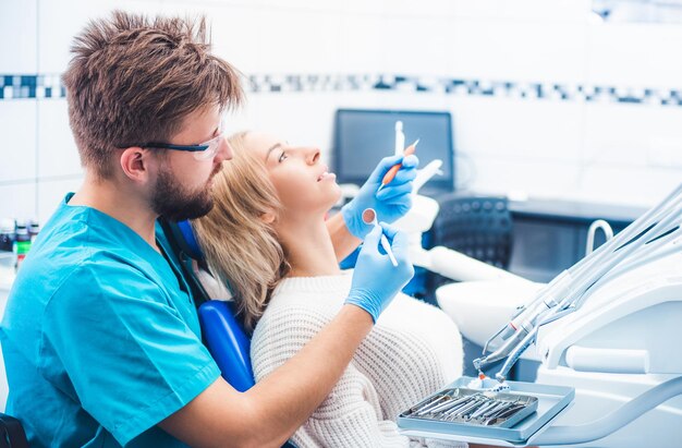 Foto patient und zahnarzt in der zahnarztpraxis