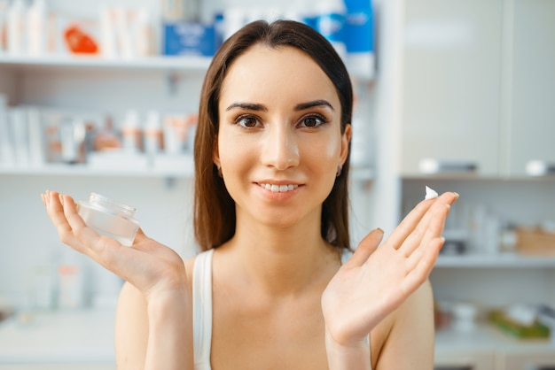 Patient zeigt Creme am Finger, Kosmetikbüro