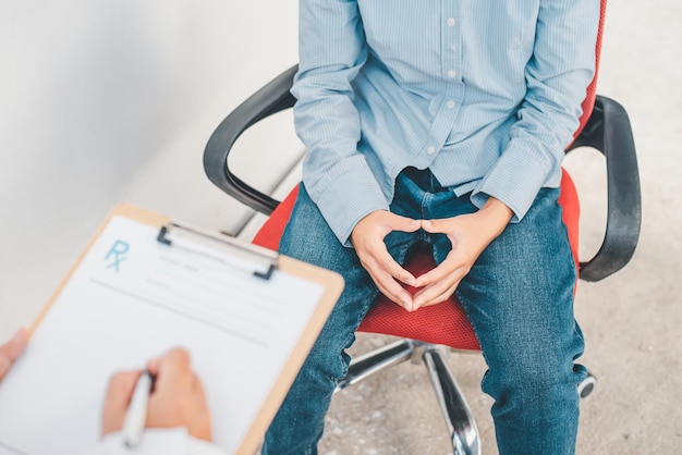 Foto patienten, die an depressionen leiden, wenden sich an einen psychiater, um ratschläge und behandlungsrichtlinien zu erhalten.