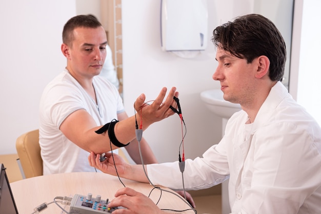 Patientennerventest mit Elektromyographie im medizinischen Zentrum