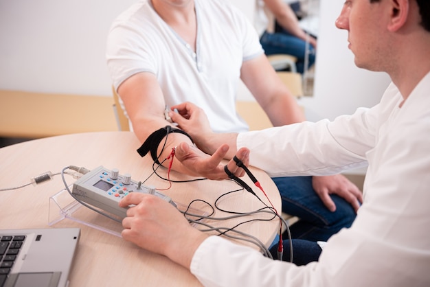 Patientennerventest mit Elektromyographie im medizinischen Zentrum