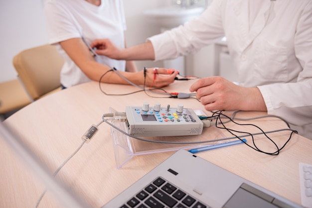 Patientennerventest mit Elektromyographie im medizinischen Zentrum