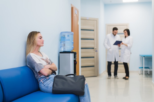 Foto patientin, die am wartezimmer des krankenhausdoktors wartet