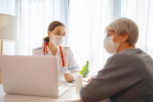 Patientin, die einem Arzt im Krankenhaus zuhört