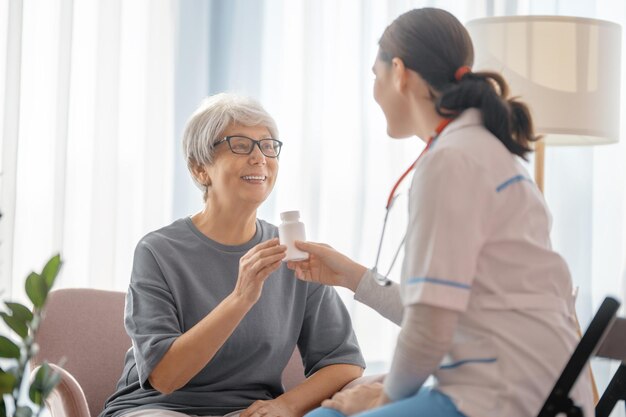 Patientin, die einem Arzt im Krankenhaus zuhört.