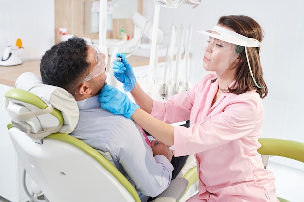 Patientin, die Zahnarzt behandelt