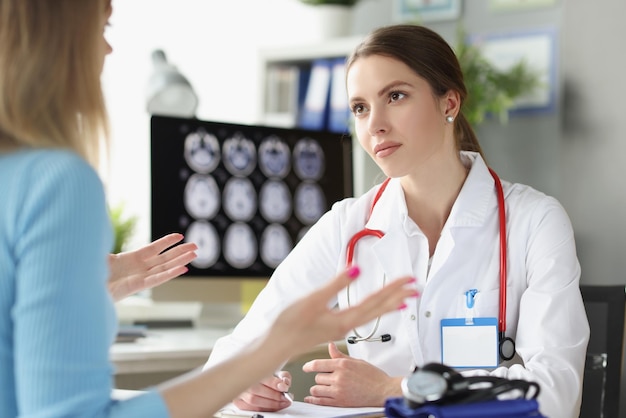 Patientin erklärt ihr Problem dem medizinischen Fachpersonal in der Klinik