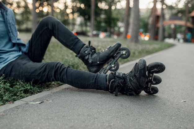 Foto patinação, jovem patinadora sentada no chão