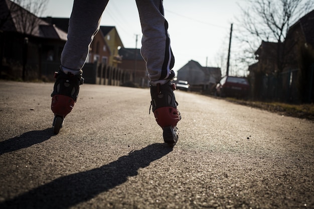 Patinação na estrada, pernas fechadas