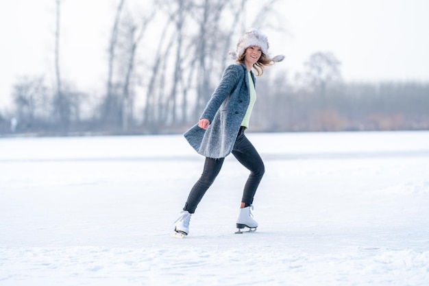 Patinação no gelo em um lago congelado no inverno