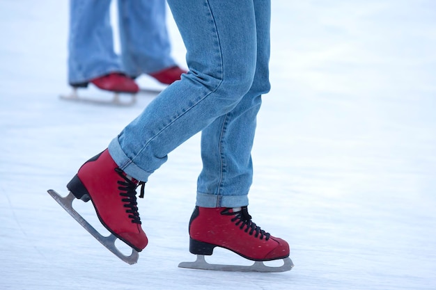 Patinação no gelo em uma pista de gelo. pernas com patins. Esporte ativo de inverno e hobby de lazer.