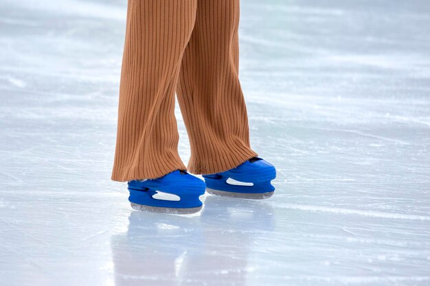 Patinação no gelo em uma pista de gelo. pernas com patins. Esporte ativo de inverno e hobby de lazer.