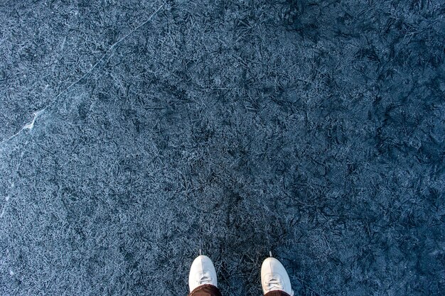 Patinação no gelo no gelo do lago do mar Gelo azul natural no lago Bela paisagem de inverno Rachaduras no gelo