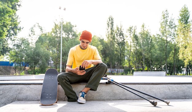 Patinador amputado pasando tiempo en el skatepark. concepto sobre discapacidad y deportes.