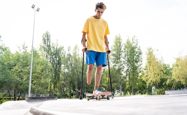 Patinador amputado pasando tiempo en el skatepark. concepto sobre discapacidad y deportes.