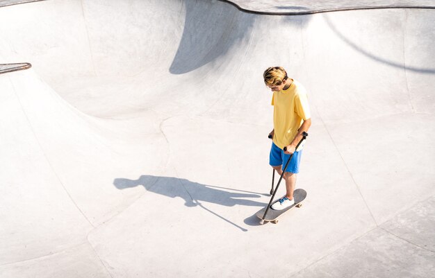 Patinador amputado pasando tiempo en el skatepark. concepto sobre discapacidad y deportes.