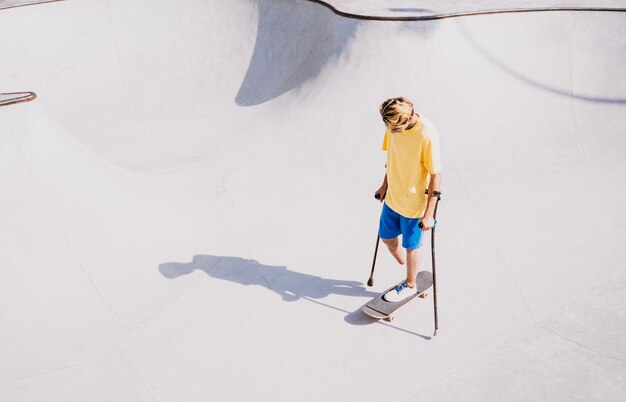 Patinador amputado pasando tiempo en el skatepark. concepto sobre discapacidad y deportes.