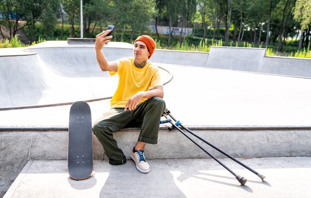 Patinador amputado passando um tempo no skatepark. conceito sobre deficiência e esportes