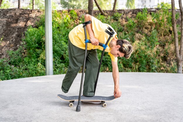 Patinador amputado passando um tempo no skatepark. conceito sobre deficiência e esportes