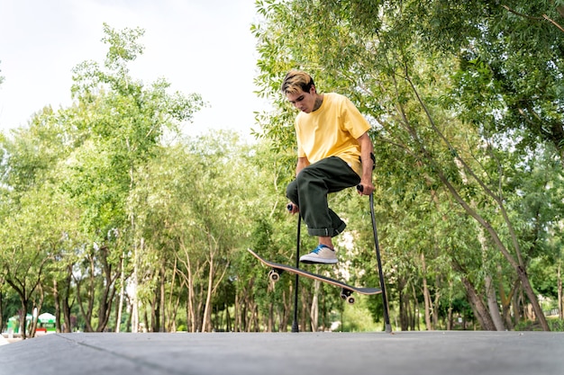 Patinador amputado passando um tempo no skatepark. conceito sobre deficiência e esportes