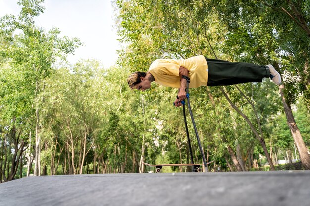 Patinador amputado passando um tempo no skatepark. conceito sobre deficiência e esportes