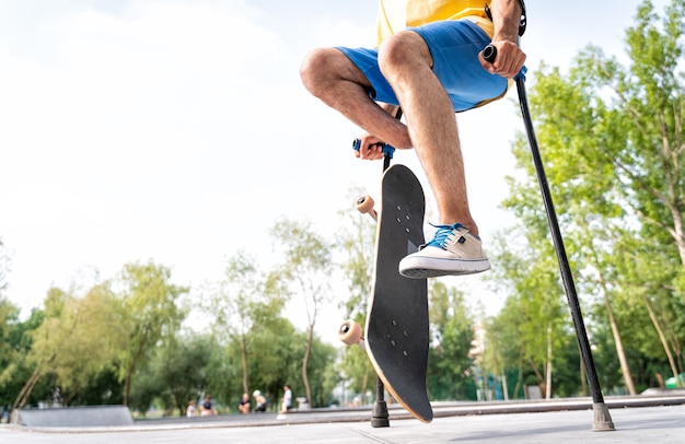 Patinador amputado passando um tempo no skatepark. conceito sobre deficiência e esportes