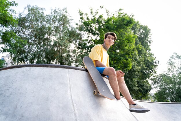 Patinador amputado passando um tempo no skatepark. conceito sobre deficiência e esportes