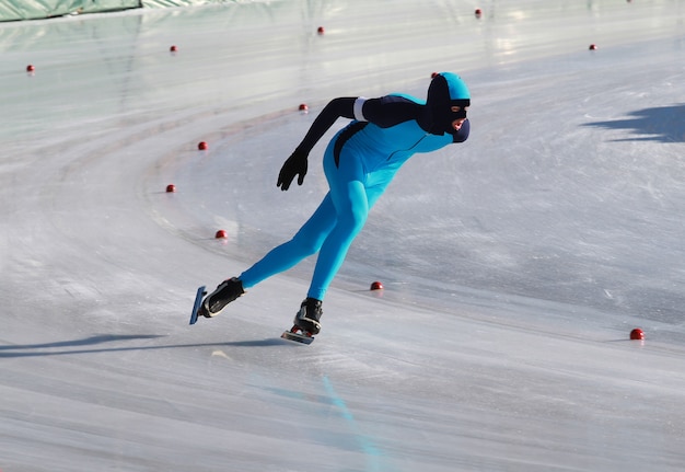 Foto patinador de velocidade no anel congelado