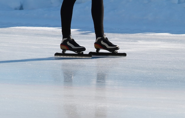 Patinador de velocidade no anel congelado