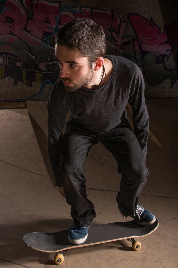 Foto patinador dobrando os joelhos para o equilíbrio