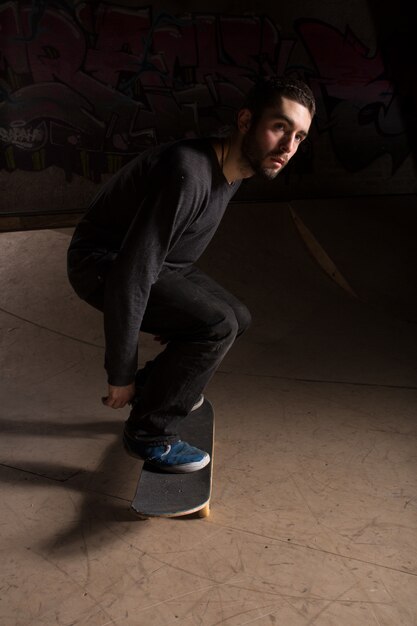 Patinador dobrando os joelhos para se preparar para um truque