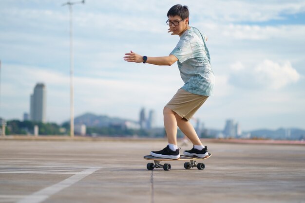 Patinador con fondo de ciudad