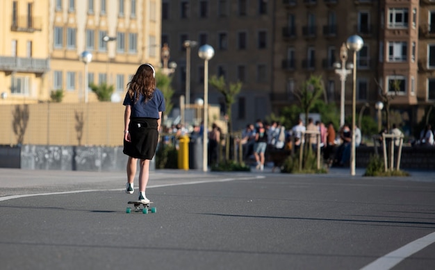 patinador haciendo ejercicio en la calle