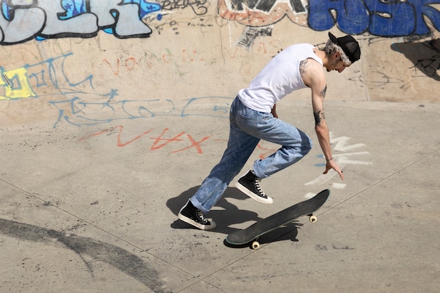 Patinador con sombrero de camionero